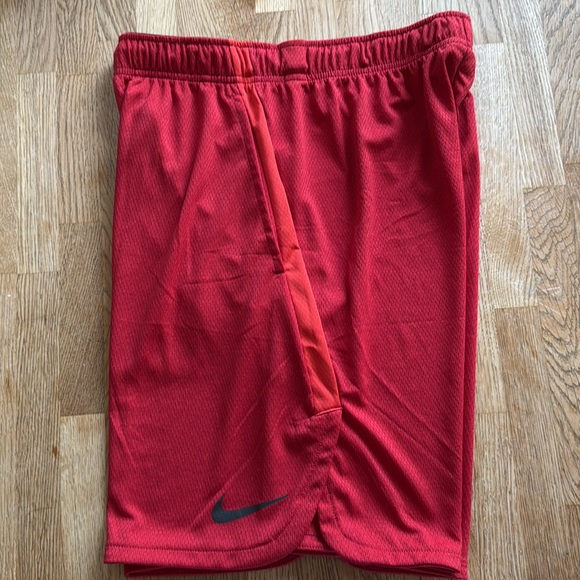 Nike Dri-fit Training Shorts in University Red size medium - Picture 1 of 5